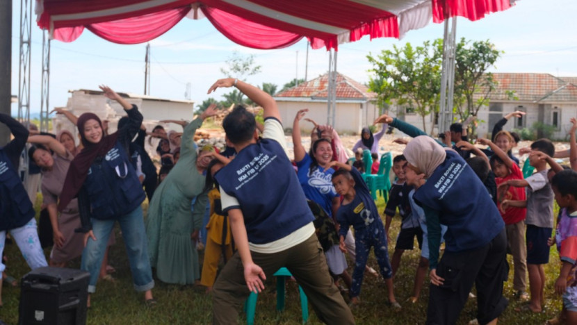 Giat senam bersama dengan warga. (Foto: FIB UI) 