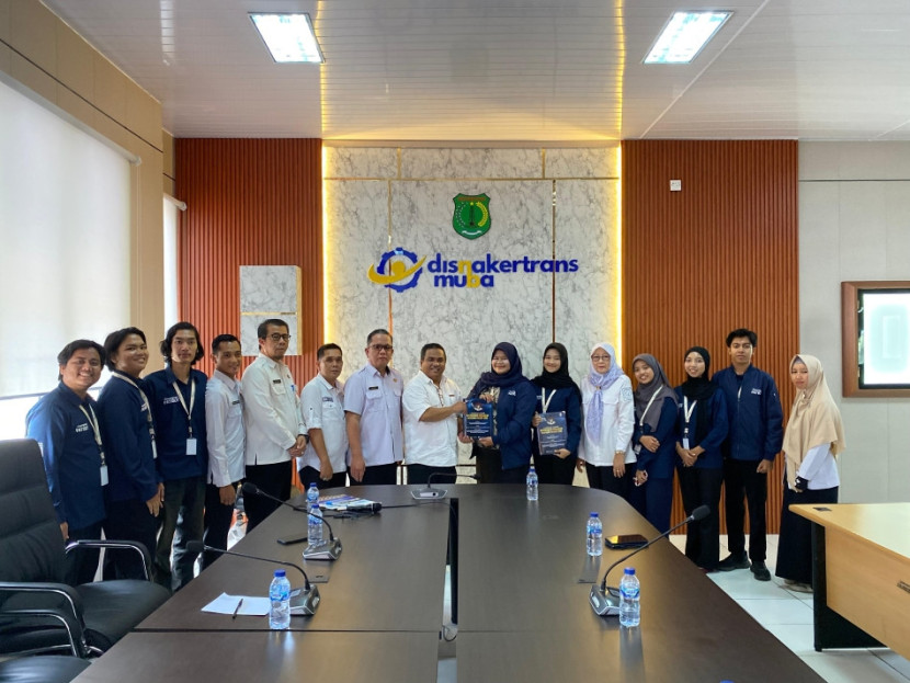 Tim Patriot Undip menyerahkan hasil penelitiannya kepada Kadisnakertrans Muba. (FOTO: Dok. Disnakertrans)