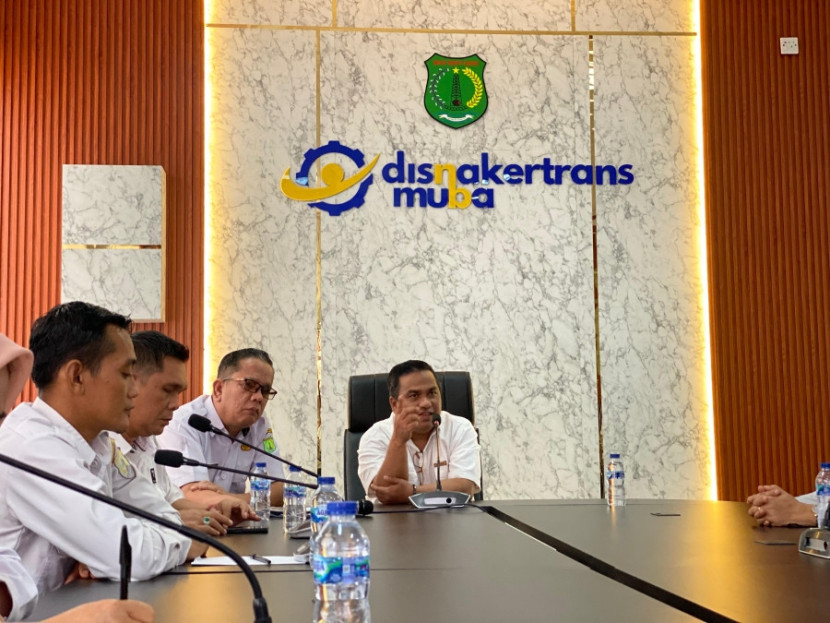 Kadisnakertrans Muba dan staf menyimak presentasi Tim Patriot Undip. (FOTO: Dok. Disnakertrans)
