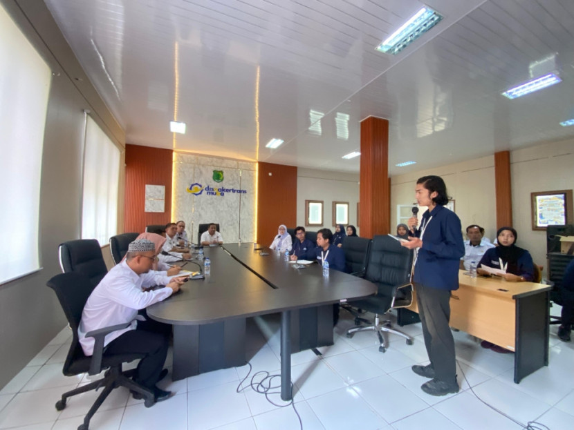 Tim Patriot Undip mempresentasikan hasil penelitiannya di Muba di depan Kadisnakertrans Muba dan staf, (FOTO: Dok. Disnakertrans)
