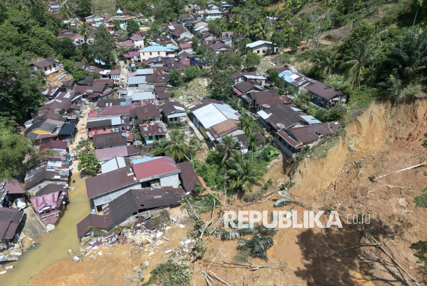 Foto udara dampak banjir bandang yang melanda pemukiman penduduk di Jalan Murai, Sibolga, Sumatera Utara, Ahad (30/11/2025). Berdasarkan data dari Polda Sumatera Utara jumlah korban meninggal dunia akibat bencana banjir bandang dan tanah longsor di Sibolga hingga Ahad (30/11) pukul 09:00 WIB sebanyak 32 jiwa dan 65 orang lainnya masih dinyatakan hilang dan dalam pencarian. (FOTO: Antara/Muhammad Irsal)