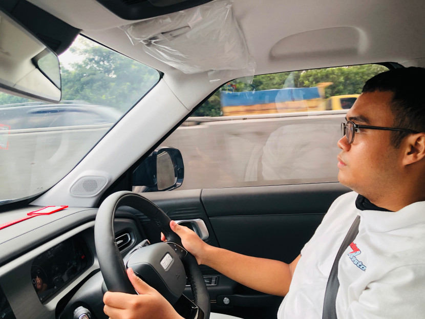 Saat melakukan tes drive BAIC BJ30 Hybrid AWD. Dok. Motoresto.id