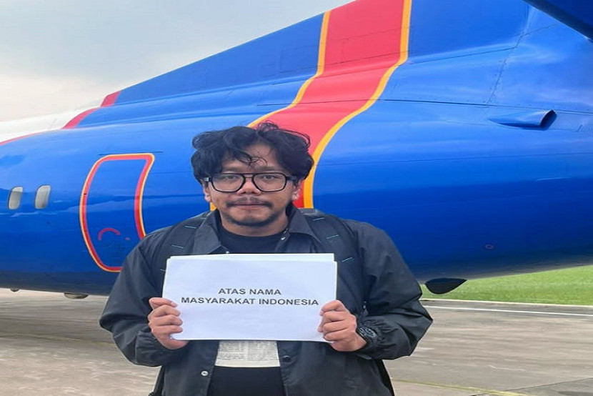 Ferry Irwandi dan tim Kitabisa.com mengantar langsung bantuan ke Sumatera. (FOTO: IG @irwandiferry)