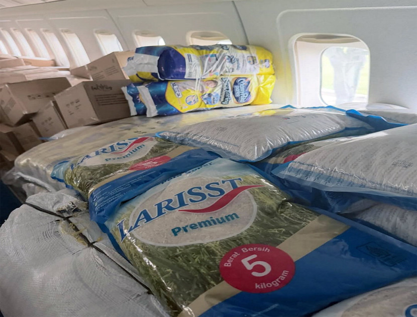 Diantara bantuan yang berhasil dikumpulkan Ferry Irwandi dan Kitabisa.com diangkut ke daerah bencana dengan pesawat dari Polri. (FOTO: IG @irwandiferry)