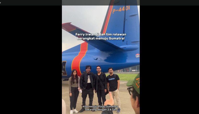 Ferry Irwandi dan tim Kitabisa.com mengantar langsung bantuan ke Sumatera dengan pesawat Polri. (FOTO: IG @irwandiferry)