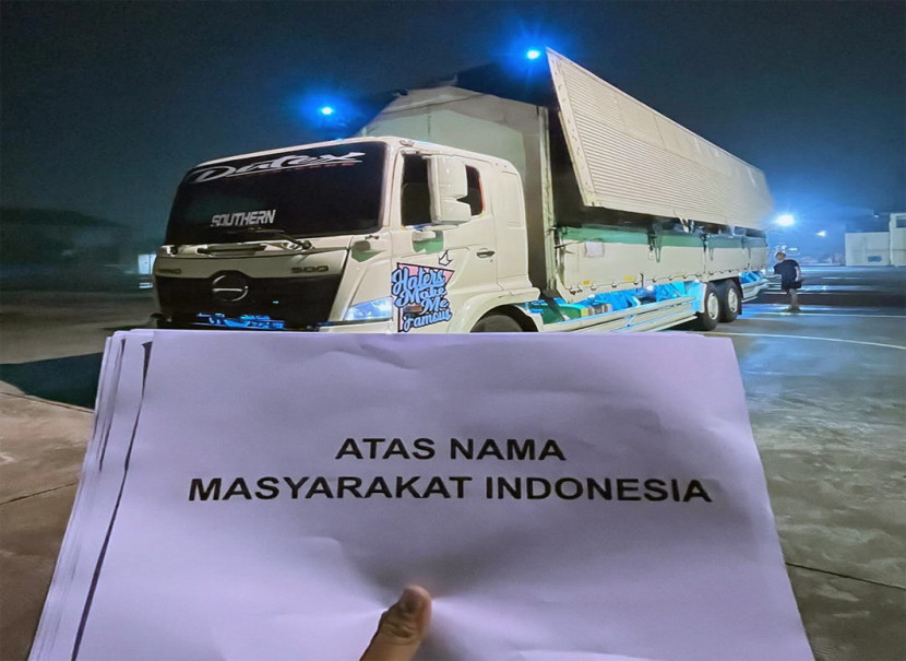 Bantuan yang berhasil dikumpulkan Ferry Irwandi dan Kitabisa.com didistribusikan kepada korban terdampak banjir atas nama masyarakat Indonesia. (FOTO: IG @irwandiferry)