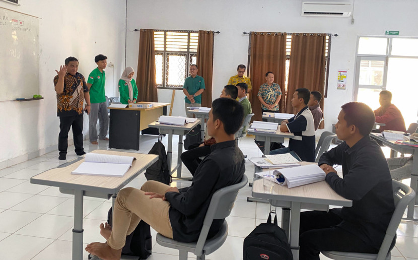 Kepala Disnakertrans Muba memberikan pengarahan kepada peserta pelatihan. (FOTOL Dok. Disnakertrans)