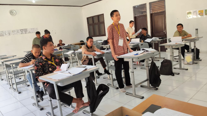 Peserta mengikuti pelatihan dengan serius. (FOTO: Dok. Disnakertrans)