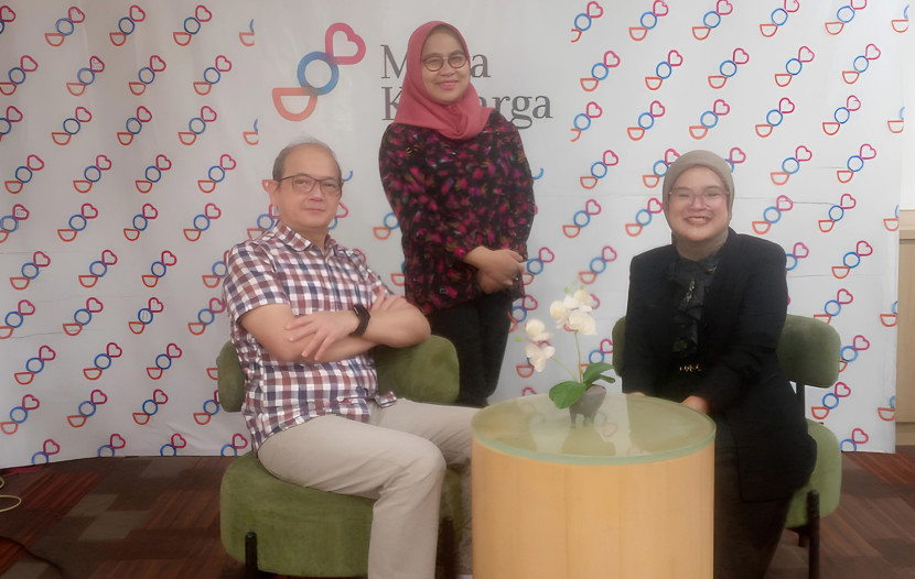 Dari kiri ke kanan, dr. Harjanto Effendi, Sp.OT, Yustinawati, dan Juli Nurul. (Foto: Mitra Keluarga Depok)