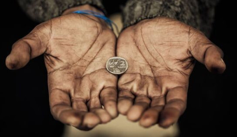 ilustrasi tangan dengan koin sebagai simbol kondisi ekonomi