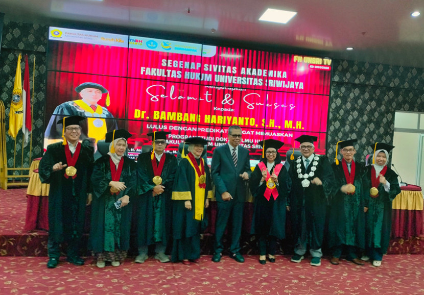 Bambang Hariyanto (tengah) bersama Dekan FH Unsri (ketiga dari kanan), Promotor, Co-Promotor dan tim penguji. (FOTO: Maspril Aries)