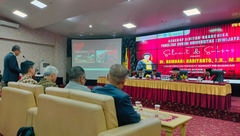 Bambang Hariyanto (kanan) menyampaikan sambutannya usai sidang disertasinya di FH Unsri, (FOTO: Maspril Aries) 