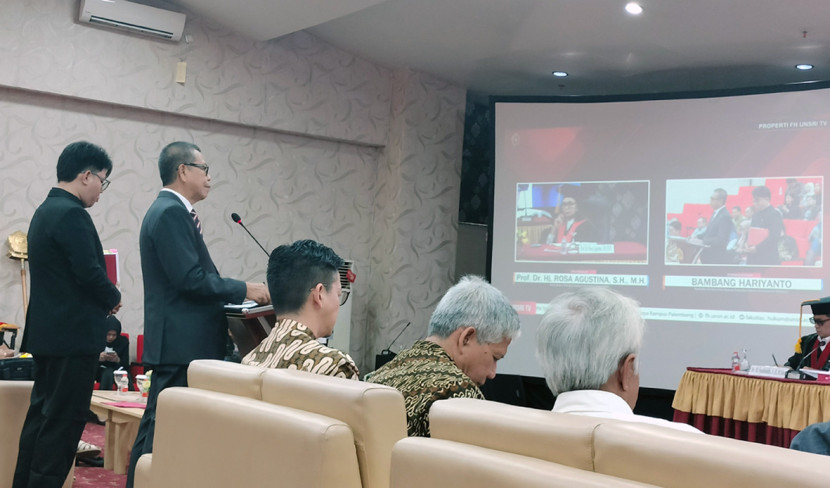 Bambang Jariyanto membaca ringkasan disertasinya. (FOTO: Maspril Aries)