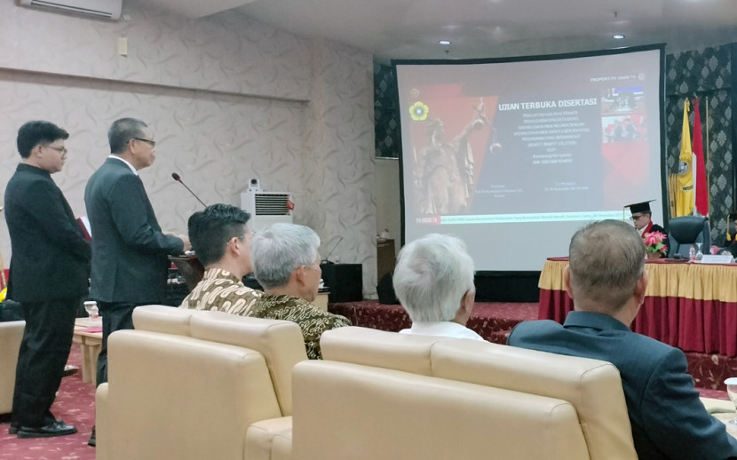 Bambang Hariyanto (kedua dari kiri) pada sidang Doktor Fakultas Hukum Unsri. (FOTO: Maspril Aries)