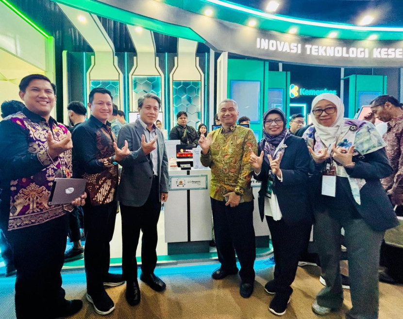 Rektor Unsri (ketiga dari kanan) di Booth Unsri. (FOTO: Humas Unsri)