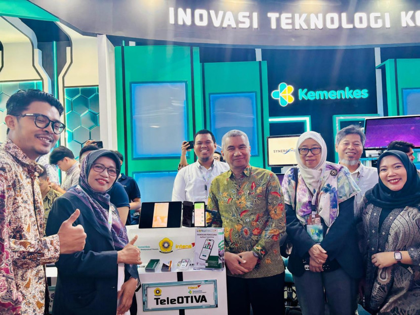 Rektor Unsri Taufiq Marwa di booth Unsri. (FOTO: Humas Unsri)