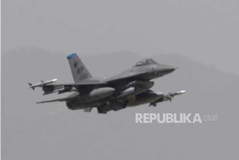 Sebuah jet tempur F-16 Angkatan Udara AS lepas landas dari pangkalan udara saat Korea Selatan dan AS melakukan latihan udara gabungan berskala besar di tengah upaya bersama untuk mempertajam pencegahan terhadap ancaman militer Korea Utara, di kota barat daya Gwangju, Korea Selatan, Senin (17/4/2023). Sumber:EPA-EFE/YONHAP. file (Republika.co.id)