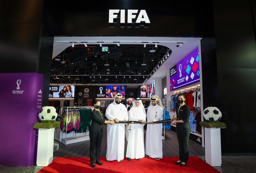 Pembukaan resmi toko FIFA diresmikan dengan pemotongan pita. Dok Qatar Duty Free