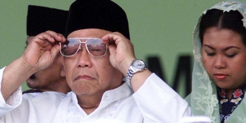 KH Abdurrahman Wahid dan putrinya Alissa Wahid. Di perjalanan menuju Iran, Gus Dur mengatakan mengapa putrinya mengambil jurusan kulian psikolog: karena orang NU banyak yang gendeng.