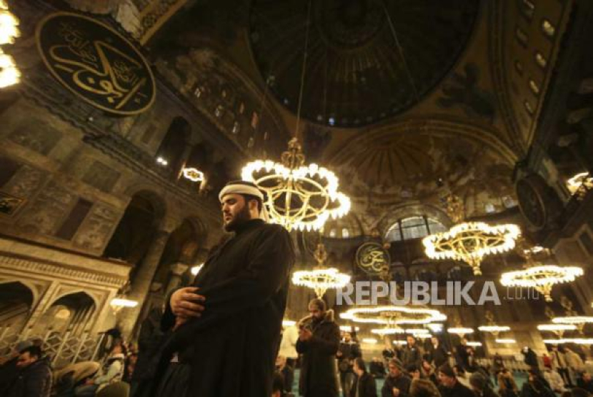 Umat Islam melaksanakan sholat tarawih pada malam hari pertama bulan suci Ramadhan di Turki di masjid Hagia Sophia di Istanbul, Turki, Rabu (22/3/2023). Foto: AP Photo/Emrah Gurel