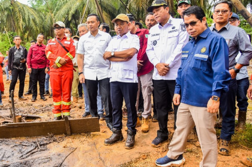 Menteri ESDM saat meninjau Sumur Minyak Masyarakat, di Kabupaten Musi Banyuasin, Provinsi Sumatera Selatan, Kamis (16/10/2025)./dok. Kementerian ESDM