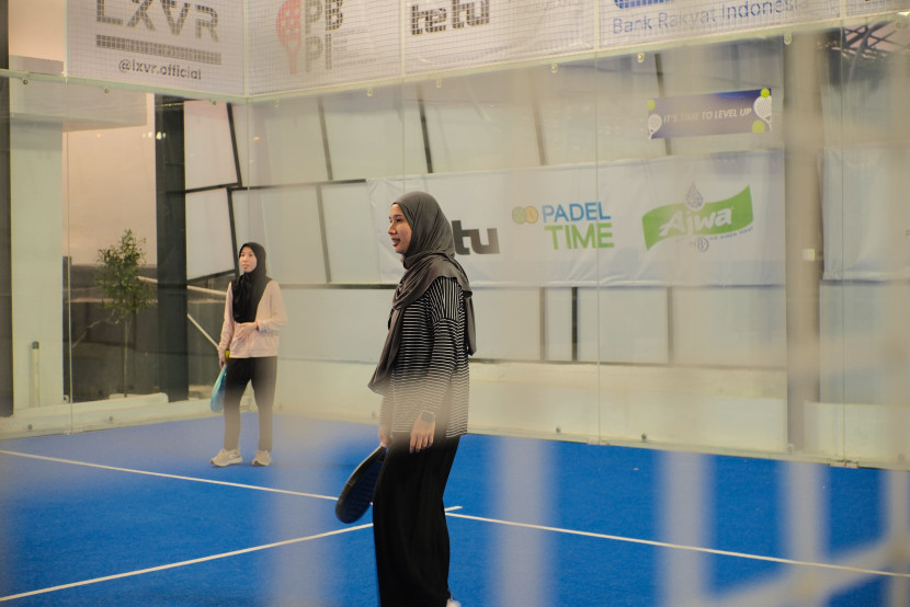dua orang sedang bermain padel.