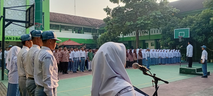 Khidmat dan Penuh Semangat: Suasana upacara bendera perdana tahun ajaran baru 2026/2027 di halaman utama MAN 3 Bantul, Senin (13/7/2026). Seluruh siswa diajak untuk memulai tahun ajaran dengan menyeimbangkan kompetensi akademik dan karakter mulia.