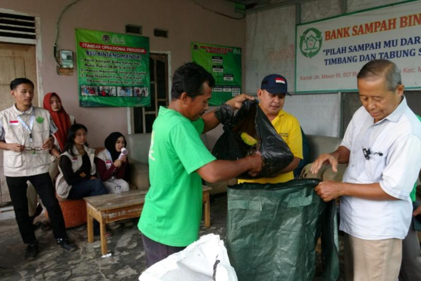 Foto: Pelatihan pengolahan limbah organik MBG dan lingkungan menjadi kompos melalui fermentasi Pumakkal untuk budidaya organik, Sumber: Tim PKM UM Metro