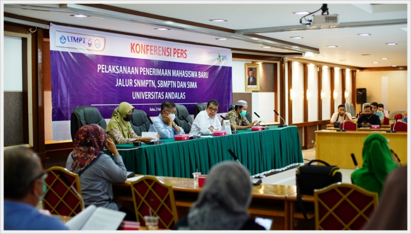 Rektor Universitas Andalas Prof Yuliandri mengatakan, sebanyak 7.035 orang mahasiswa  baru akan diterima Unand tahun ini  nanti melalui tiga jalur penerimaan. Foto :Unand