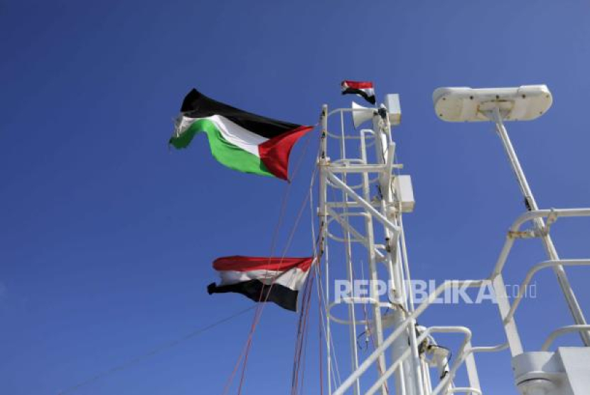Bendera Palestina dan Yaman berkibar di dek kapal kargo Galaxy Leader, yang disita oleh Houthi di lepas pantai pelabuhan Al-Salif di Laut Merah di provinsi Hodeidah, Yaman, Selasa (5/12/2023). (EPA-EFE/YAHYA ARHAB)