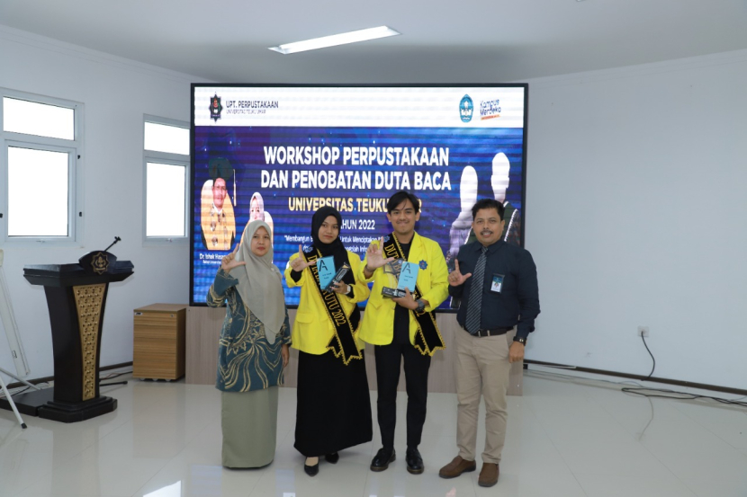  Kepala UPT Perpustakaan UTU Rahmiyul SIP didampingi Ketua Dewan Juri foto bersama dengan pasangan Duta Baca UTU Tahun 2022 terpilih di Aula Gedung Terintegrasi Kampus tersebut, Kamis (6/10/2022). (Foto: Dok UTU)