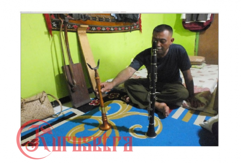 Abah Yayat memperlihatkan Tarawangsa dan sejumlah alat musik sunda lainnya. Foto: Dokumentasi Tim UI.