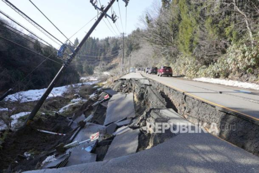 Jalan yang runtuh sebagian akibat tanah longsor akibat gempa bumi dahsyat terlihat di dekat Kota Anamizu, Prefektur Ishikawa, Selasa, 2 Januari 2024. (Ilustrasi) (Dok. Republika/AP Photo)