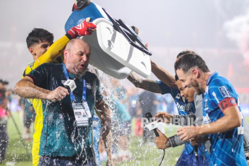 Pelatih Persib Bandung Bojan Hodak (kedua kiri) bersama pesepak bola Persib Bandung Kevin Ray Mendoza (kiri), dan Marc Anthony Klok (kanan) melakukan selebrasi usai menjadi juara BRI Liga 1 2023/2024 di Stadion Gelora Bangkalan, Bangkalan, Jawa Timur, Jumat (31/5/2024). (Dok. Republika/Antara) 