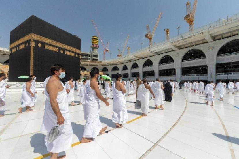 Jamaah Haji sedang tawaf di Masjidil Haram, Mekkah. Calon jamaah haji Indonesia bisa mengecek tanggal keberangkatan ke Tanah Suci lewat aplikasi dari Kemenag bernama Pusaka. Foto: Republika.