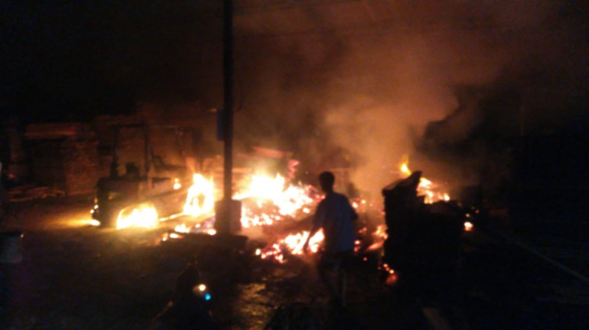 Panglong di Desa Karangkamulyan, Kecamatan Ciawigebang, Kabupaten Kuningan, terbakar. (Dok Damkar Kabupaten Kuningan)