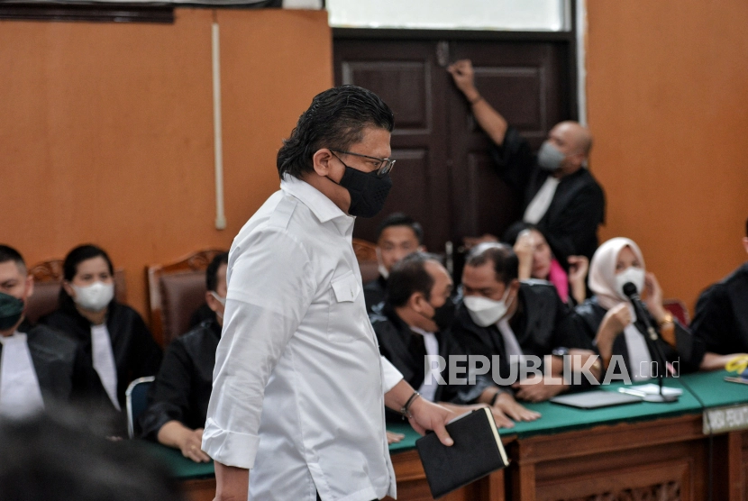 Ferdy Sambo bersiap menjalani sidang pembacaan vonis di Pengadilan Negeri Jakarta Selatan, Senin (13/02/2023). Foto : republika