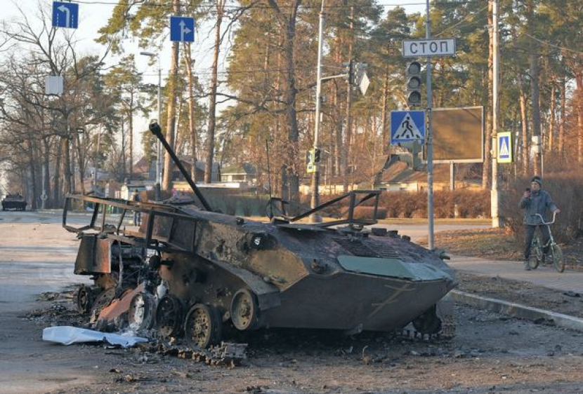 Sebuah kendaraan lapis baja yang hangus terlihat di sebuah jalan di Kyiv