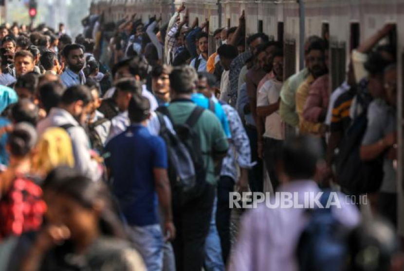 Orang-orang melakukan perjalanan dengan kereta api lokal di stasiun kereta api Boriwali di Mumbai, India, (20/4/2023). Populasi India akan melampaui populasi China untuk menjadi negara terpadat di dunia, seperti yang diperkirakan oleh laporan Populasi Dunia Negara dari Populasi Perserikatan Bangsa-Bangsa Dana (UNFPA). Foto: EPA-EFE/DIVYAKANT SOLANKI