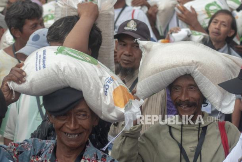 Warga menerima bantuan pangan cadangan beras pemerintah saat penyaluran perdana tahun 2024. (Dok. Republika) 