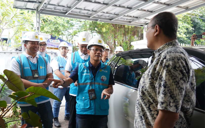 General Manager PLN UID Jaya, Lasiran bersama rekan-rekan petugas PLN UP3 Menteng sedang menjelaskan tips-tips penggunaan elektronik saat cuaca panas. (Dok. Matapantura.republika.co.id)