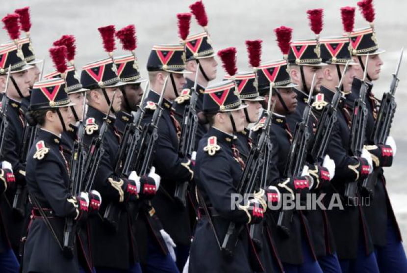 Anggota Garda Republik berbaris saat parade<a href=