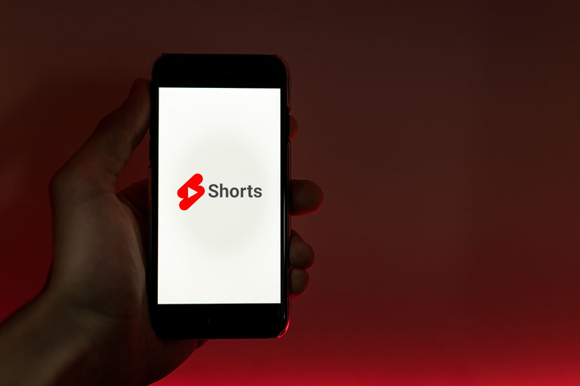 Logo Youtube shorts di smartphone.