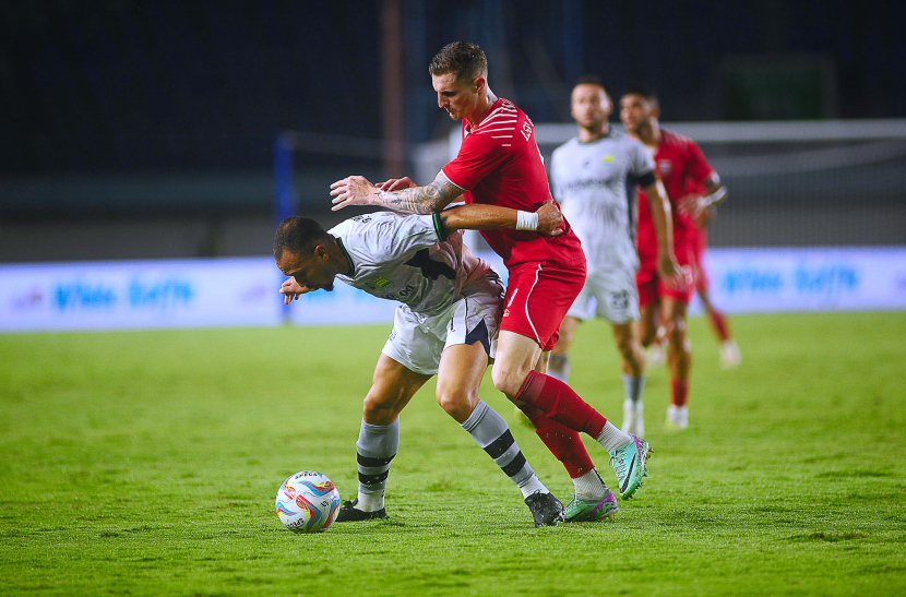 Striker Borneo Leo Gaucho berebut bola dengan gelandang Bek Persib Bandung Gustavo de Franca pada laga kedua Grup A Piala Presiden 2024 antara Borneo FC melawan Persib Bandung di Stadion Si Jalak Harupat, Bandung, Senin (22/7/2024). FOTO: YOGI ARDHI/REPUBLIKA NETWORK) Nikon D3, Nikkor 300/2.8 ED MF