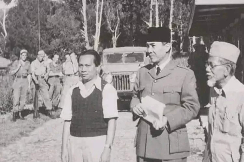 Dari kiri: Syahrir, Sukarno, dan H Agus Salim ketika menjalani masa pembuangan setelah Jogja diserang pada Agresi Belanda kedua.