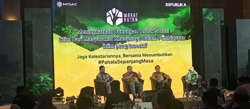Akademisi Prof Bambang P.S. Brodjonegoro memaparkan pandangannya tentang pentingnya melestarikan hutan dalam upaya kehidupan manusia yang lebih baik, pada acara yang diselenggarakan Republika bekerja sama dengan Wakaf Hutan, dan Mosaic yang berlangsung di JS. Luwansa Hotel, Jakarta, Rabu (30/11/2023). 