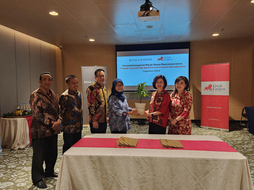 Suroso (Direktur Kepatuhan dan Risk Bank Ganesha), Arif Wicaksono (Direktur Operasional, Finance dan Treasury Bank Ganesha), Setiawan Kumala (Wakil Presiden Direktur Bank Ganesha), Lenny Sugihat (Presiden Direktur Bank Ganesha), Nina Ong (Presiden Direktur Great Eastern Life Indonesia), dan Sisca Then (Direktur Bancassurance Great Eastern Life Indonesia) (dari kiri ke kanan) saat bertukar pohon uang pada 1 Agustus 2024, di Jakarta. (Foto: Istimewa)