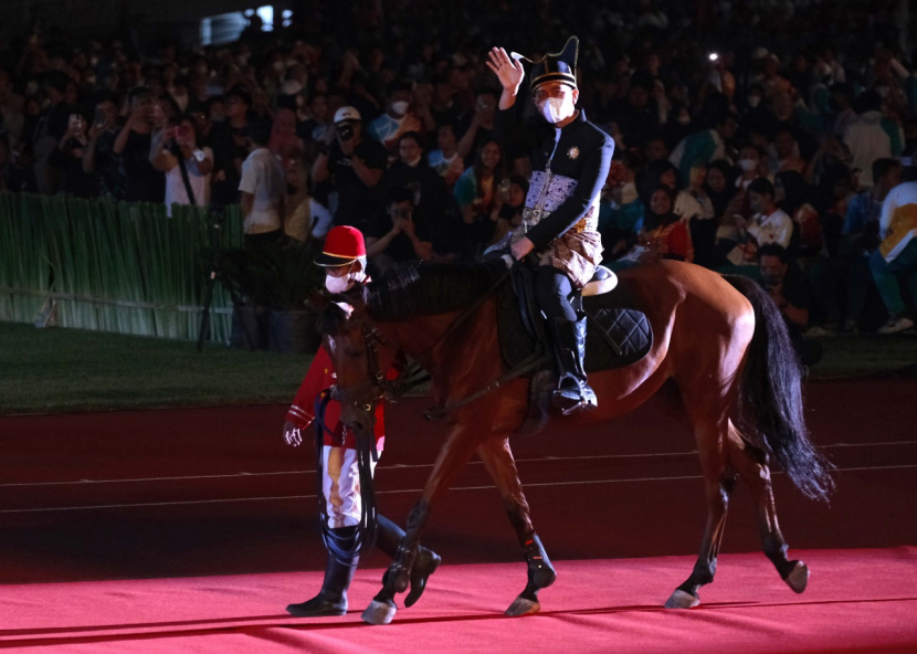 Walikota Solo selaku Ketua INASPOC Gibran Rakabuming Raka menaiki kuda.