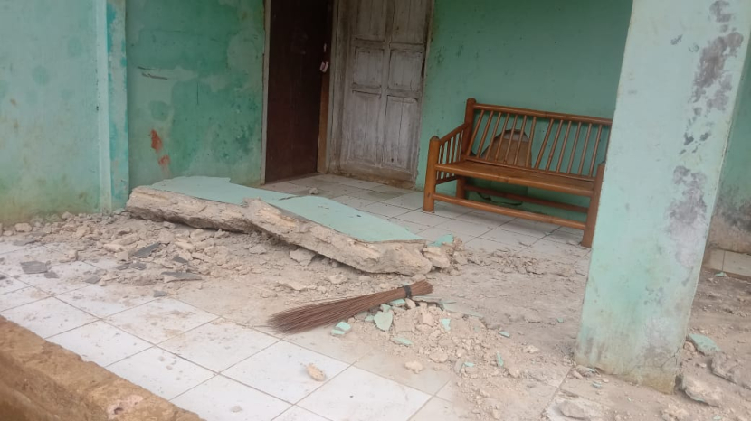 Sebuah rumah di Sukabumi rusak terdampak gempa