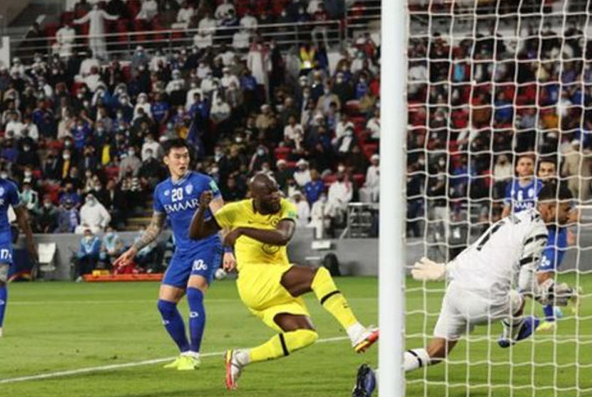 Striker Chelsea Romelu Lukaku mencetak gol ke gawang Al Hilal memanfaatkan blunder bek lawan. Sumber: BBC Sport/Getty Images